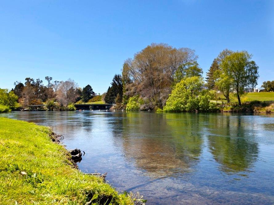 Marinaside Villa - Taupo Holiday Apartment Dış mekan fotoğraf